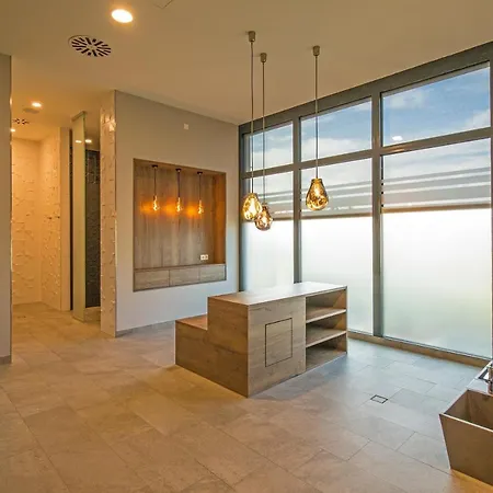 Sunny Suite: Elegant Beachfront With Pool And Pet-friendly Wellness Area *